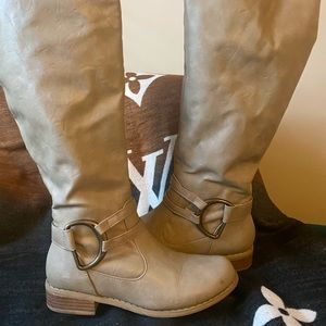Tan knee boots low heel worn 1x
